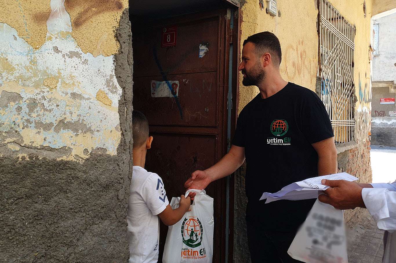 Avrupa Yetim Eli Türkiye'de dağıttığı kurban etleriyle binlerce aileyi sevindirdi